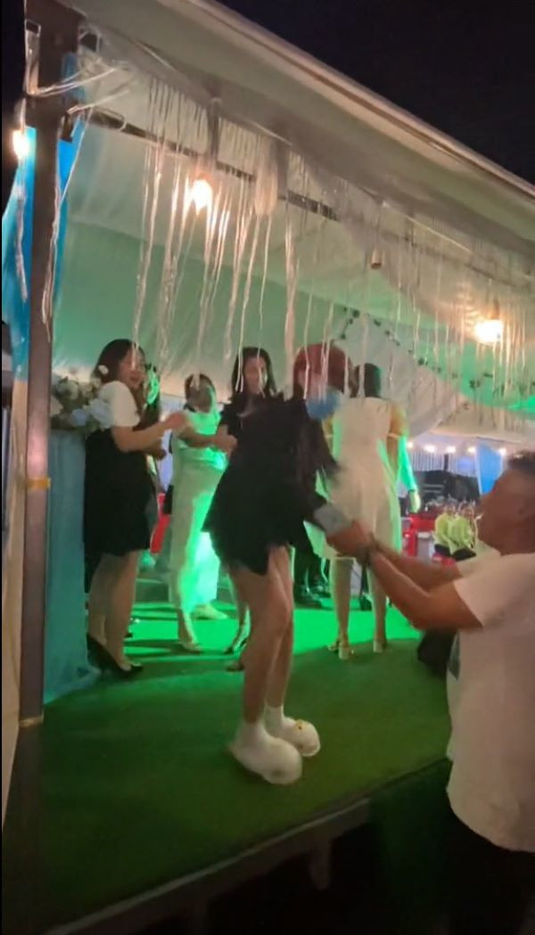 Nhiều người dù không quen nhưng trước sự thân thiện của cô gái, ai cũng chào, nói chuyện và dành cái ôm thắm thiết như người thân.