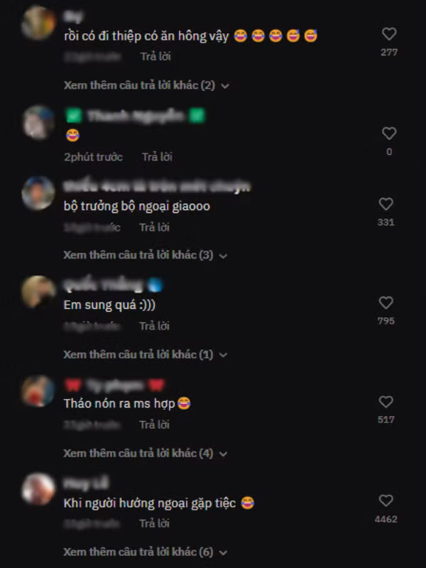 "Nhìn chị nhảy cưng quá. Rồi chị có đi phong bì có ngồi ăn để chúc mừng cô dâu chú rể không ạ?" hay "Hài ghê, mà tôi cũng thích như thế này nè. Nếu tôi là chủ tiệc thì tôi mời chị ấy ở lại chơi luôn"... là những bình luận dân mạng để lại dưới clip.