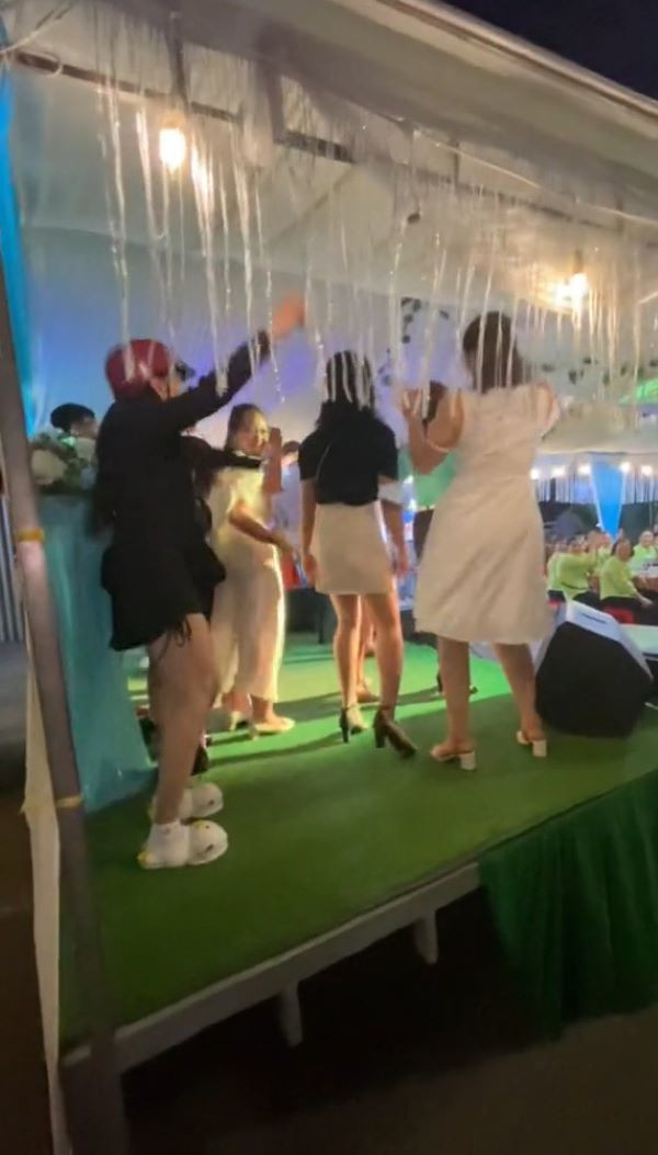 Nữ chính "quẩy" nhiệt tình như một vị khách mời đích thực, thậm chí còn "sung" nhất hội, đứng ngay vào trung tâm của đám đông.