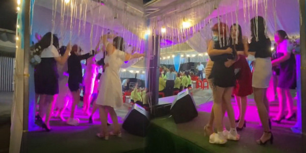 Nữ chính trong đoạn clip nói chuyện, chào hỏi với họ như thể người quen.