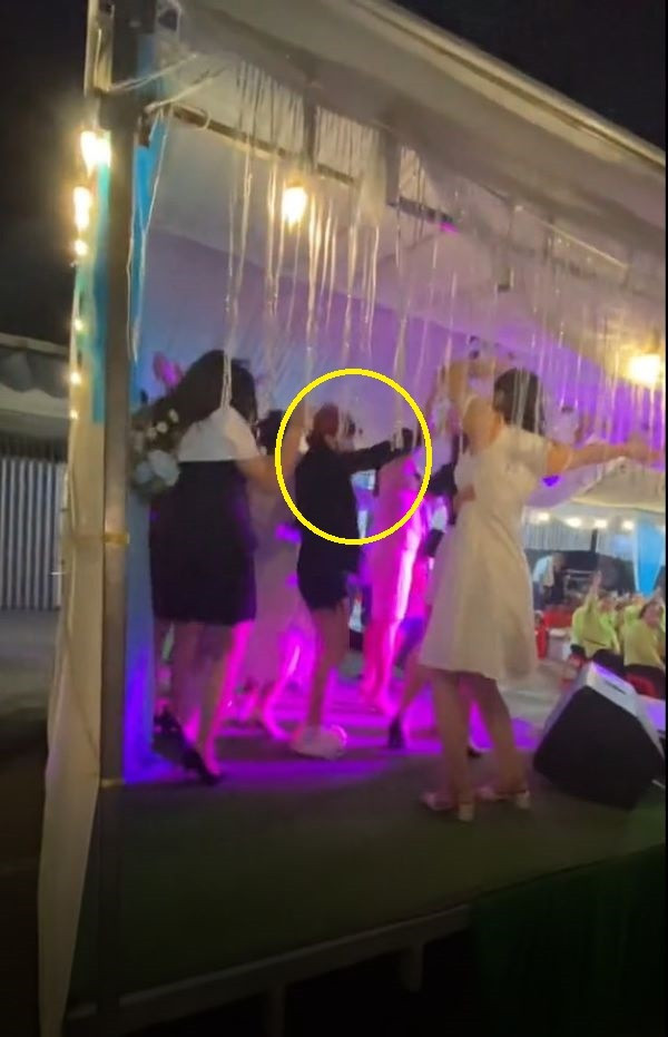 Thậm chí, khi tắt nhạc, cô gái này còn hân hoan chào các chị em có mặt trên sân khấu và bắt tay với "khán giả" đứng phía bên dưới.