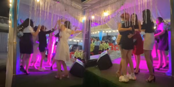 Nữ chính trong đoạn clip nói chuyện, chào hỏi với họ như thể người quen.