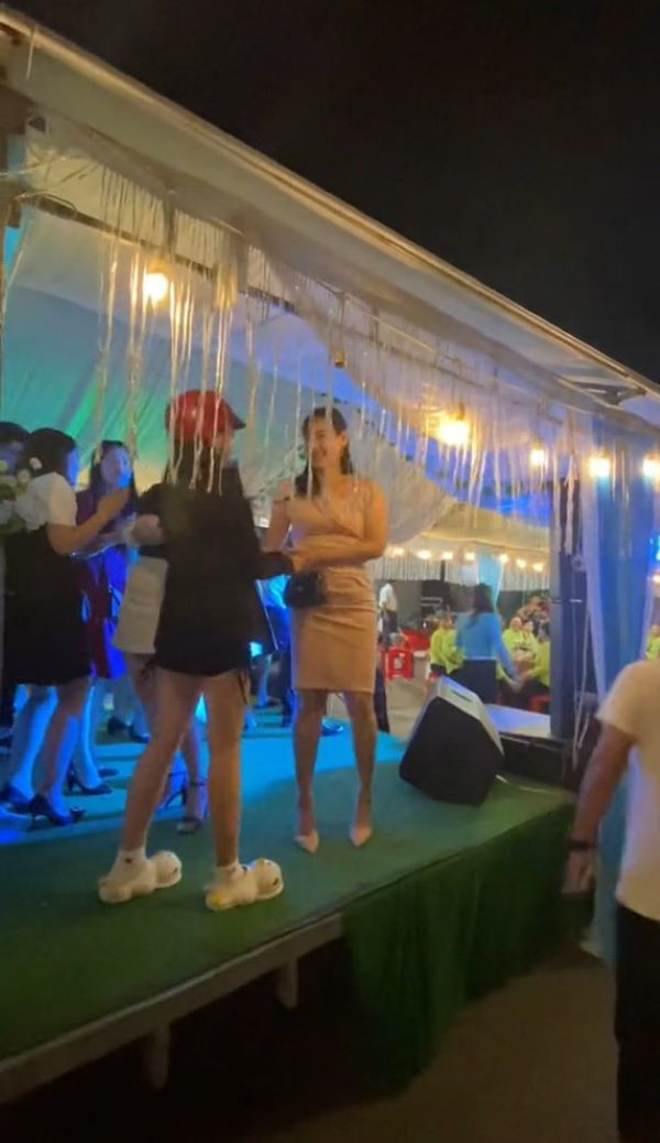 Ai nấy đều công nhận cô gái này đã hài hước, nhiệt tình lại còn có duyên nên mới được chào đón như vậy.