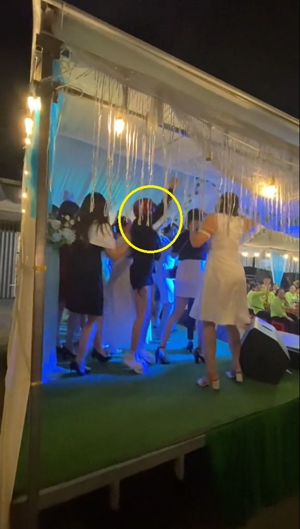 Mới đây, đoạn clip ghi lại cảnh một cô gái đang lái xe đi đường rất bình thường. Thế nhưng khi ngang qua một đám cưới bật nhạc sôi động, cô liền dựng xe sang một bên, không kịp cởi mũ bảo hiểm hay khẩu trang gì mà lao thẳng lên sân khấu.