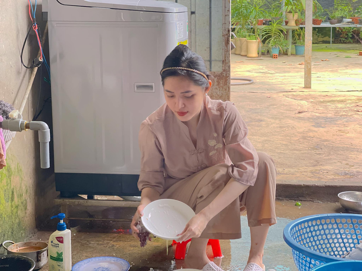 Tình hình dịch bệnh ngày càng phức tạp, số lượng người chết ngày càng gia tăng khiến Chi và các cộng sự căng mình từ sáng đến tối. Nhiều khi không có thời gian nghỉ để ăn cơm, cô và mọi người tranh thủ ăn ổ bánh mỳ trên xe.