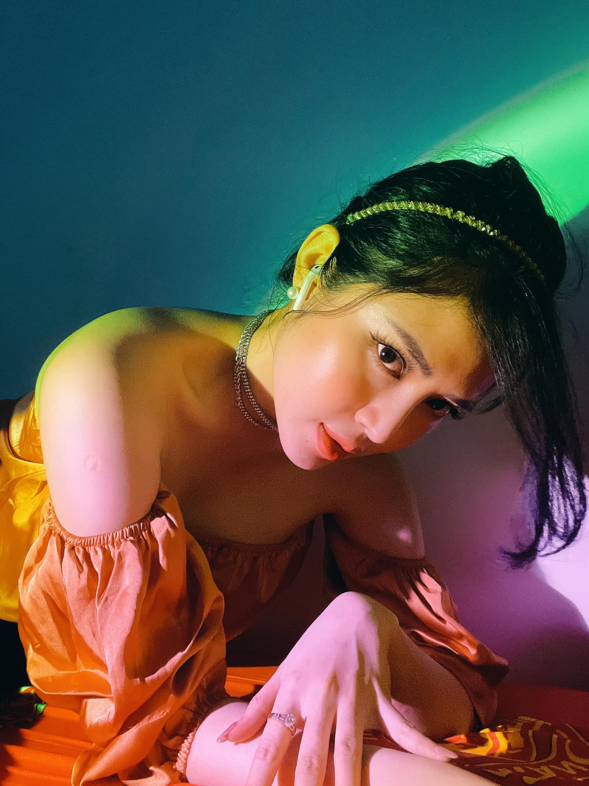 Quế Chi và mọi người trong nhóm biết rất rõ nguy hiểm luôn rình rập nhưng họ không sợ hãi, họ đến để lo việc mai táng hoàn toàn bằng cái tâm, bằng tình yêu thương của mình. Cuối cùng nữ tiếp viên hàng không giàu lòng nhân ái và nhóm thiện nguyện của cô luôn cầu nguyện mình được nhàn nhã hơn, bởi nếu nhóm của Chi nhàn nhã nghĩa là Sài Gòn đã bớt đau thương, bớt đi những người xấu số. 