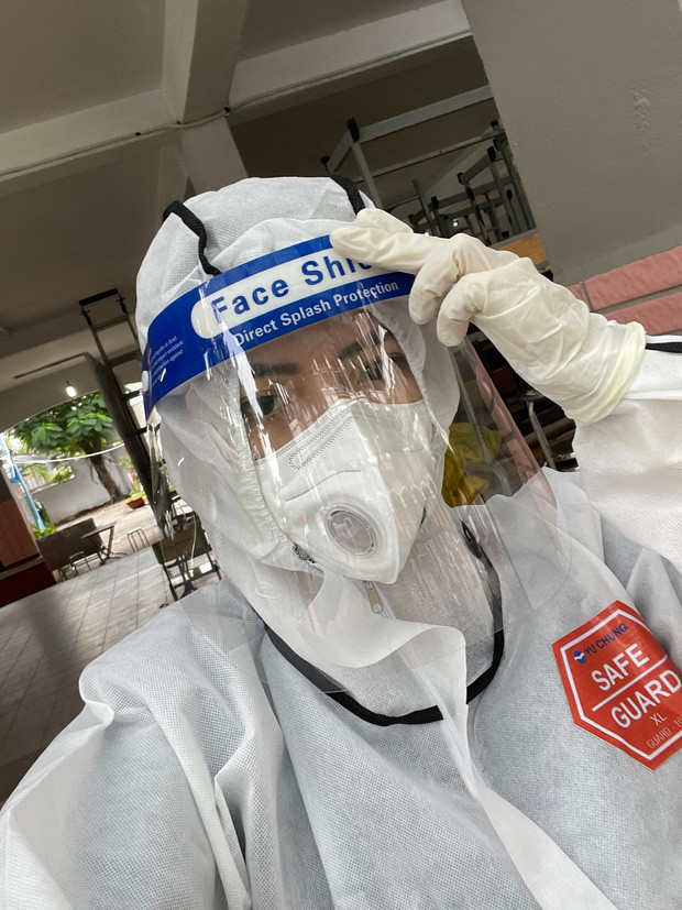 Khi mới vào, Chi được phân công theo xe cấp cứu 0 đồng để hỗ trợ, đưa các bệnh nhân F0 đi cấp cứu. Số lượng bệnh nhân ngày càng gia tăng, nữ tiếp viên hàng không xinh đẹp và giàu lòng nhân ái này và các cộng sự chạy xe liên tục từ sáng tới đêm, đưa hàng chục ca bệnh nặng tới bệnh viện kịp thời.