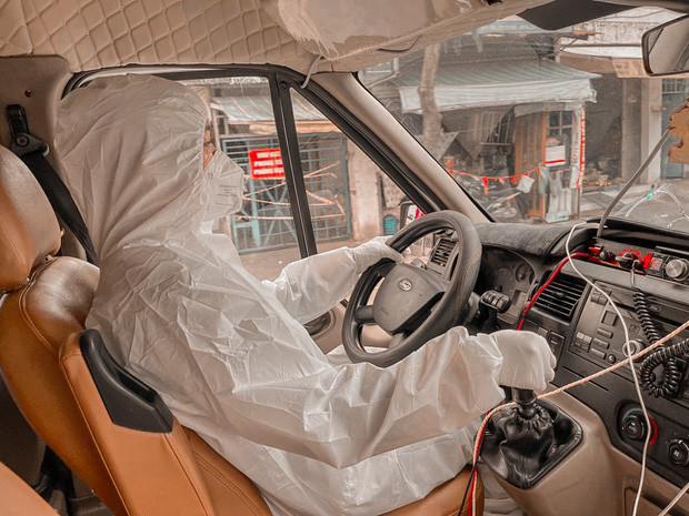 Nói qua về nhóm hỗ trợ mai táng 0 đồng của chị Giang Thị Kim Cúc. Nhóm gồm 5 thành viên và đều là nữ. Họ sẽ hỗ trợ trọn gói miễn phí 100% cho những bệnh nhân xấu số mắc COVID-19 có hoàn cảnh khó khăn, từ khâu khâm liệm tới lúc mang tro cốt về cho gia đình hay gửi lên chùa.