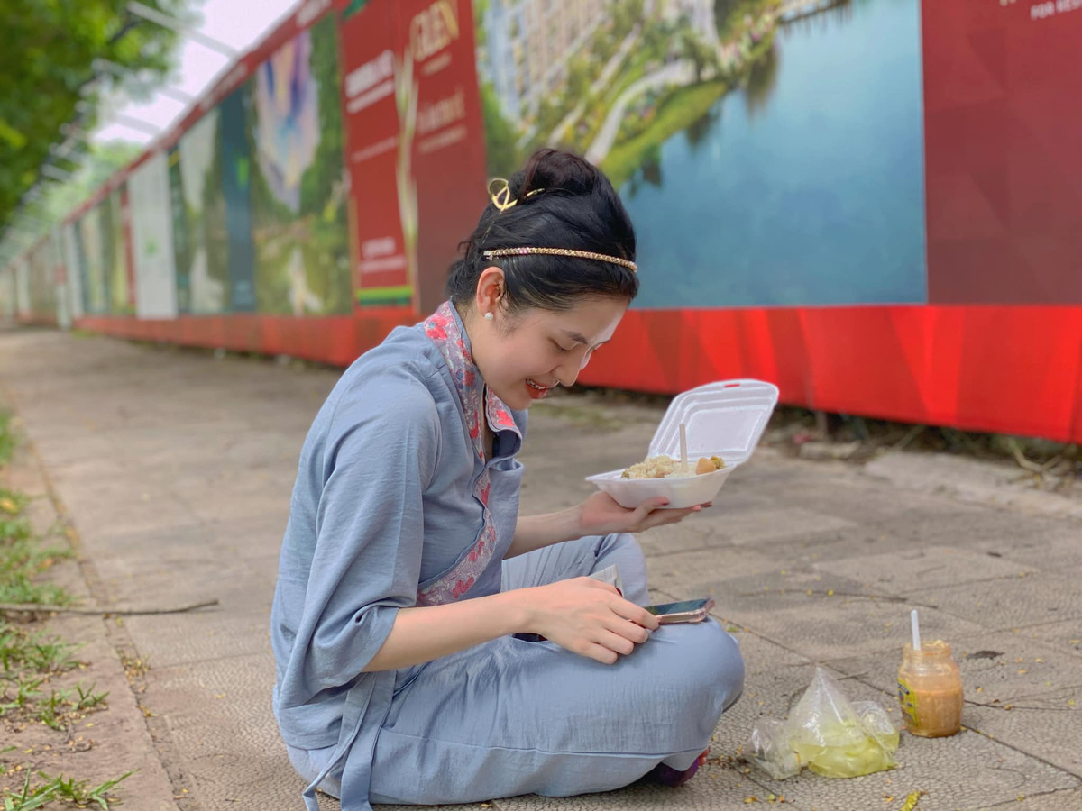 Chi được phân công lo thủ tục giấy tờ, thỉnh thoảng khai thị cho người mất, kiểm đếm vật tư cho công tác tẩm liệm và đi thiêu.