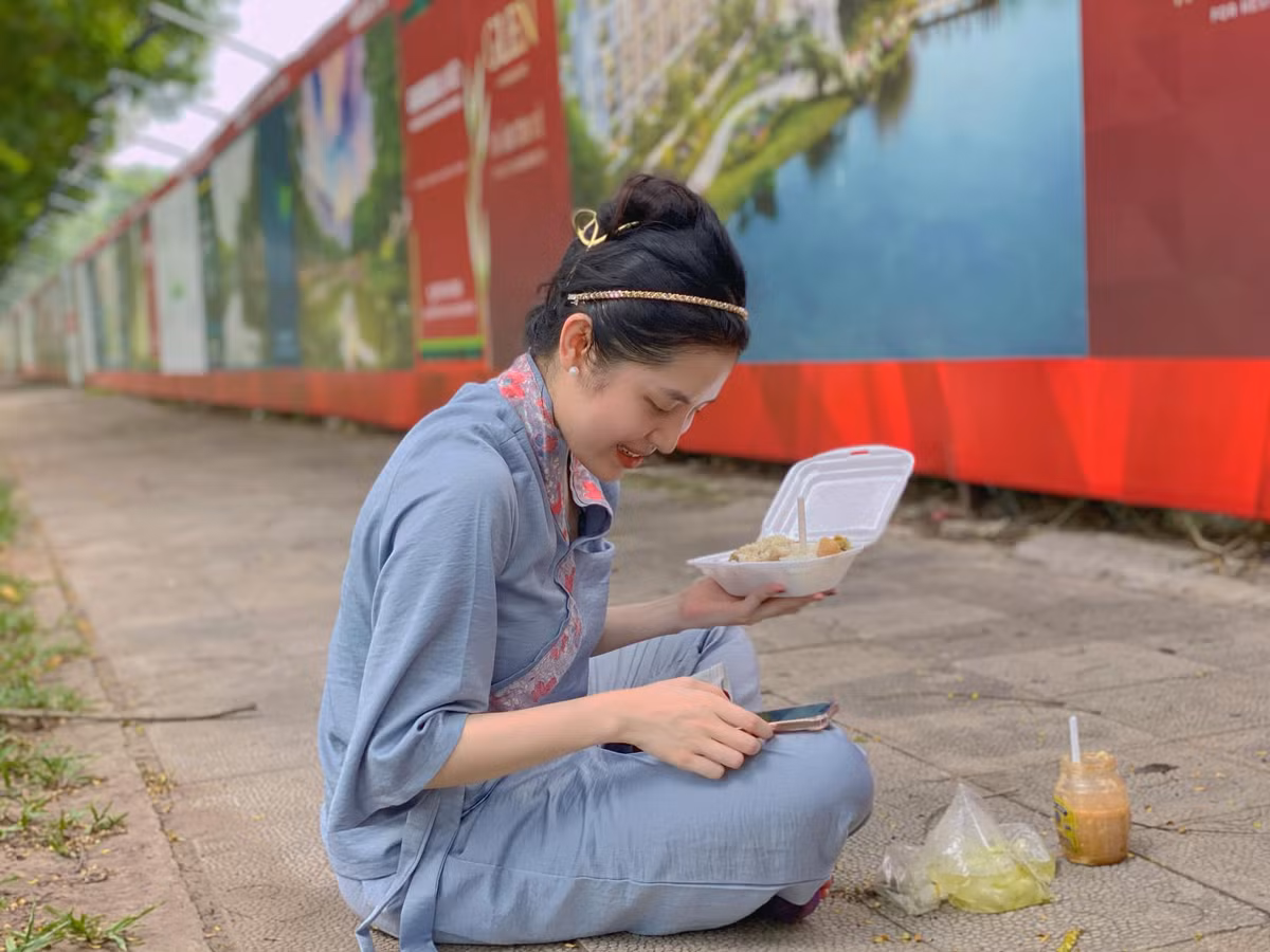 Chi được phân công lo thủ tục giấy tờ, thỉnh thoảng khai thị cho người mất, kiểm đếm vật tư cho công tác tẩm liệm và đi thiêu.