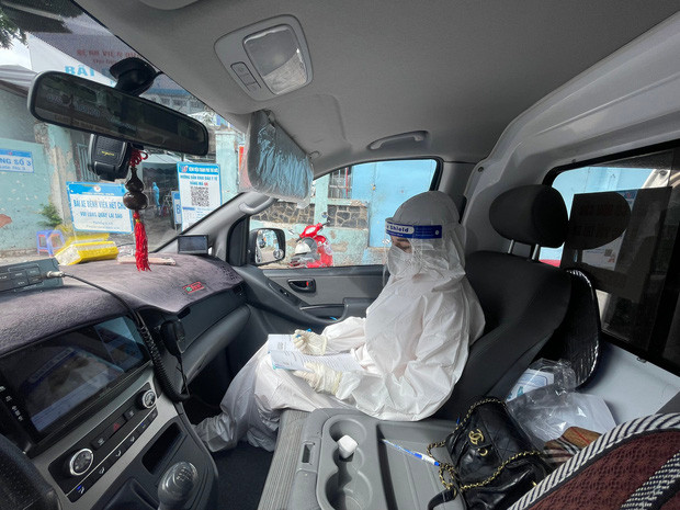 Chưa từng tiếp xúc với người chết, ngay từ lần đầu tham gia vào công việc mai táng, Chi không hề thấy sợ hãi mà chỉ thấy xót xa, bởi đa số những người mất vì COVID-19 đều không có người thân bên cạnh, cô độc trong chuyến đi cuối cùng của cuộc đời.