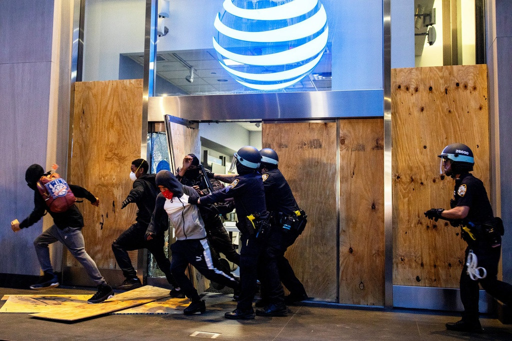 Dem cuop boc o New York - canh sat bat luc truoc hang tram ke hoi cua-Hinh-4