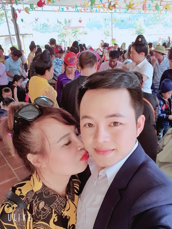 Ngoài những giây phút tình cảm bên nhau, mới đây dân mạng cũng chú ý tới cô dâu Thu Sao và chú rể Hoa Cương khi nhan sắc của chàng trai 26 tuổi ngày một thay đổi.