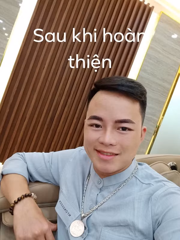 Mới đây, chị Thu Sao thu hút sự chú ý của cộng đồng mạng khi đích thân đưa chồng xuống Hà Nội "trùng tu nhan sắc". Theo hình ảnh mới cập nhật, cô dâu 62 tuổi đã đưa chồng đi làm lông mày, làm mũi, căng da mặt... Đáng chú ý hơn cả là bờ môi được xăm đỏ mọng.