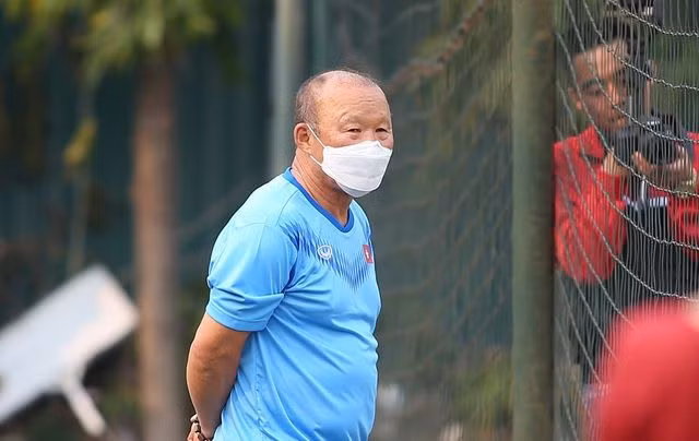 Trước đó, câu hỏi về thu nhập của HLV Park Hang Seo từng một lần được đặt ra khi V.League hoãn lần đầu hồi cuối tháng 3. Đó là thời điểm nhiều CLB V.League, các đội bóng và HLV ở nước ngoài đều bị cắt giảm thu nhập.