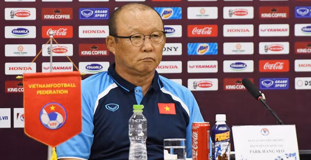 Giam luong HLV Park Hang Seo vi COVID-19: Thay the gioi ra sao?