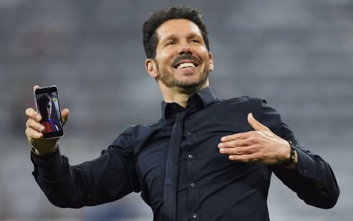 Với việc giảm tới 70% lương, HLV Diego Simeone, nhà cầm quân nhận lương cao nhất thế giới, với 700.000 bảng/tuần hoặc 36,2 triệu bảng/năm, sẽ "chỉ" nhận lương khoảng 190.000 bảng/tuần theo mức lương mới.