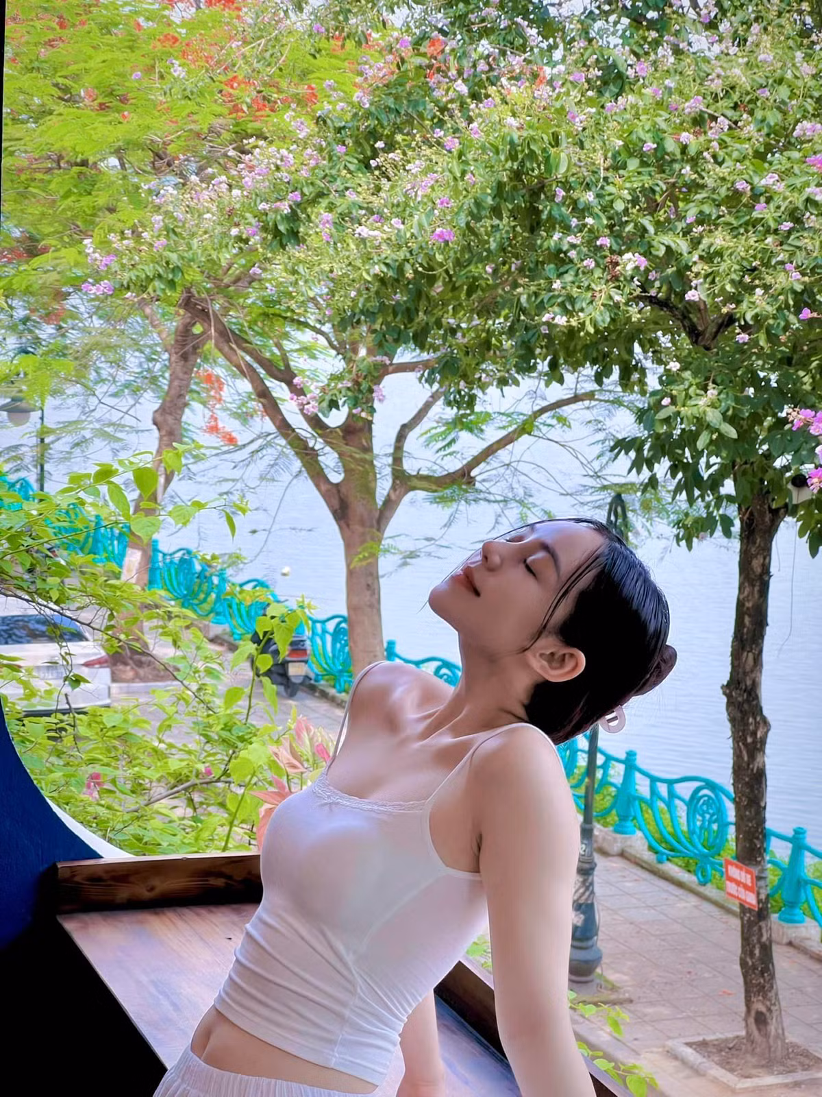 Loạt váy trễ nải được Quỳnh Kool diện thường theo form dáng 2 dây mảnh, mang màu đơn sắc.