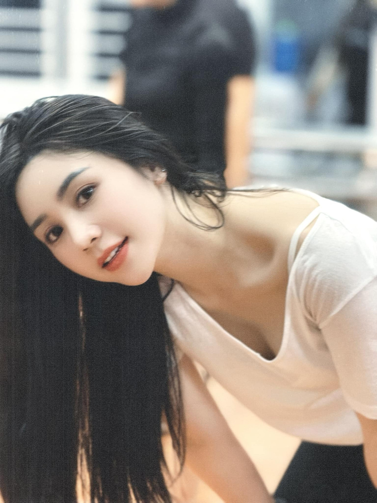 Để phù hợp với tinh thần của trang phục, Quỳnh Kool còn kết hợp với lớp trang điểm nhẹ nhàng, thanh toát để tóc uốn gợn sóng.