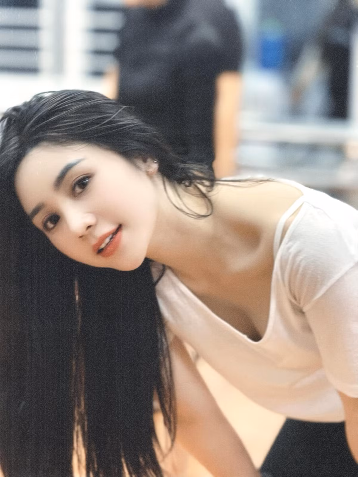 Để phù hợp với tinh thần của trang phục, Quỳnh Kool còn kết hợp với lớp trang điểm nhẹ nhàng, thanh toát để tóc uốn gợn sóng.