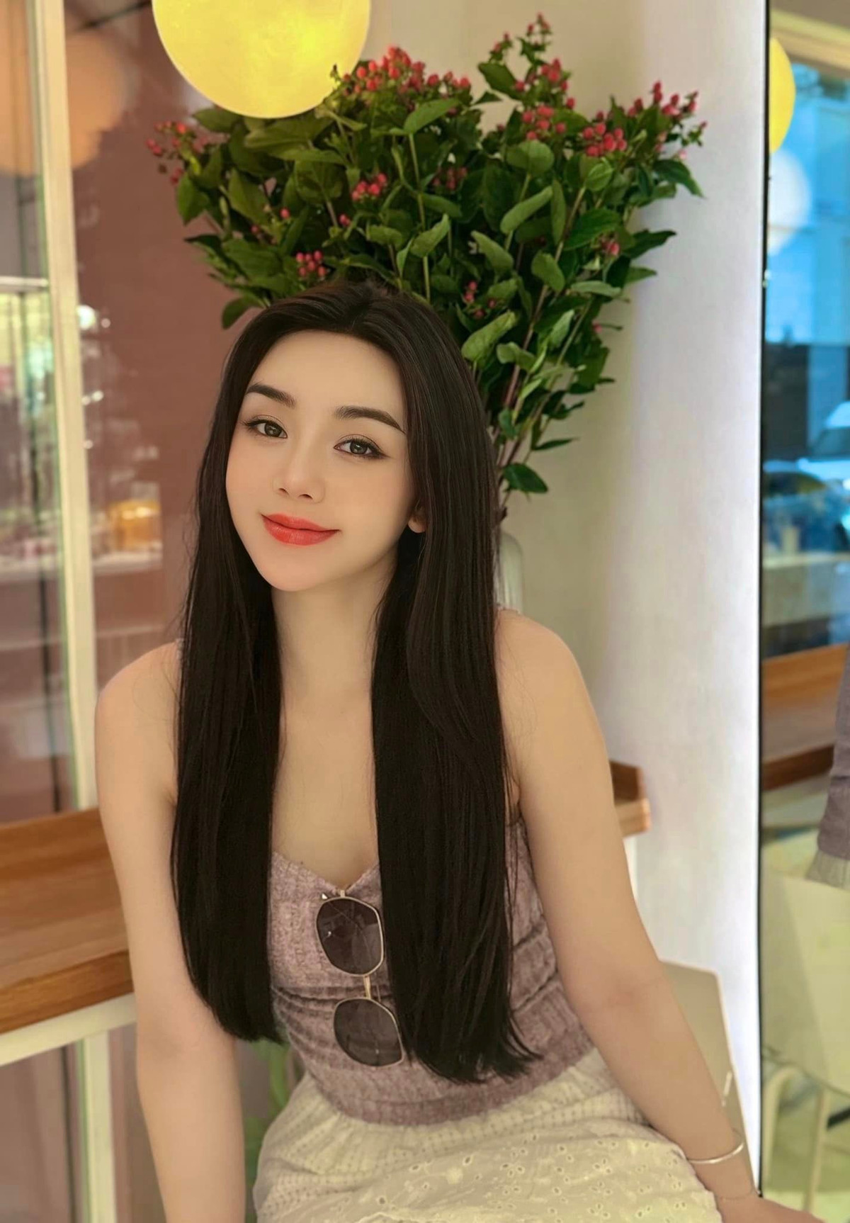 Màu sắc cùng chất liệu của váy giúp Quỳnh Kool khoe khéo làn da mịn màng, trắng sáng và không chút khuyết điểm.