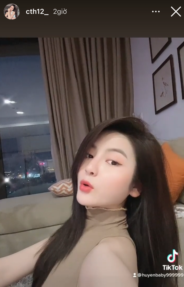 Cụ thể, bạn gái mới của Quang Hải đăng lên Instagram hình ảnh selfie, khoe gương mặt xinh đẹp của mình. Đặc biệt, trong story Chu Thanh Huyền đăng tải cô nàng còn vu vơ gửi 1 nụ hôn.