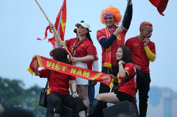 Viet Nam 3-0 Malaysia: Ha dep doi thu, lay lai ngoi dau bang-Hinh-11
