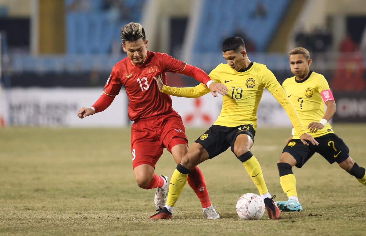 Viet Nam 3-0 Malaysia: Ha dep doi thu, lay lai ngoi dau bang-Hinh-2