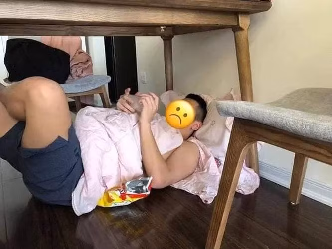 Dù là chủ nhà nhưng thay vì chiếc giường nằm đàng hoàng, ông chồng chọn vị trí ngả lưng dưới gầm bàn sau màn cãi vợ.