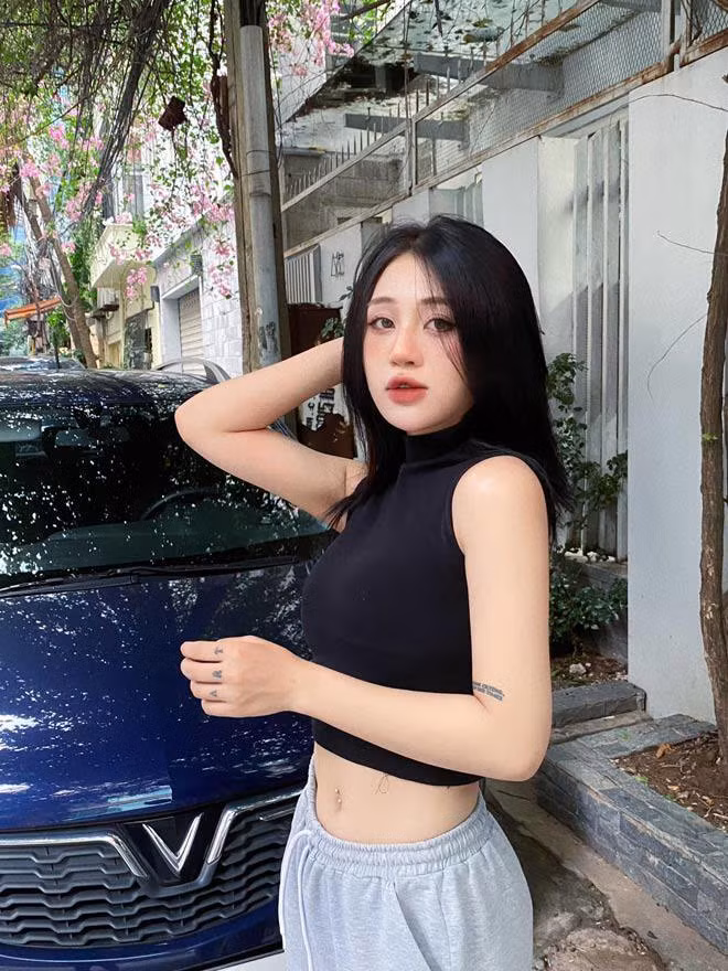 “Nửa kia” của Phạm Vinh là Lê Hiền (nick name Lê Hi, sinh năm 2004). Cô nàng hiện là mẫu ảnh tự do kiêm chuyên gia trang điểm.