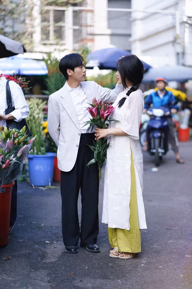 Dân mạng để lại nhiều bình luận thú vị dưới bài đăng của Vinh Phạm như: “Ối giời ơi, bà hàng xóm lấy vợ rồi”, “Cụ Phến đi lấy vợ, thật bất ngờ”, “Rồi sẽ có hàng tá series liên quan đến hôn nhân gia đình đây”…