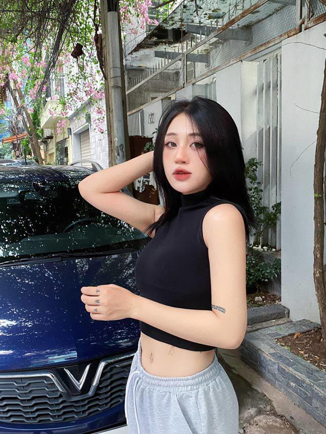 “Nửa kia” của Phạm Vinh là Lê Hiền (nick name Lê Hi, sinh năm 2004). Cô nàng hiện là mẫu ảnh tự do kiêm chuyên gia trang điểm.