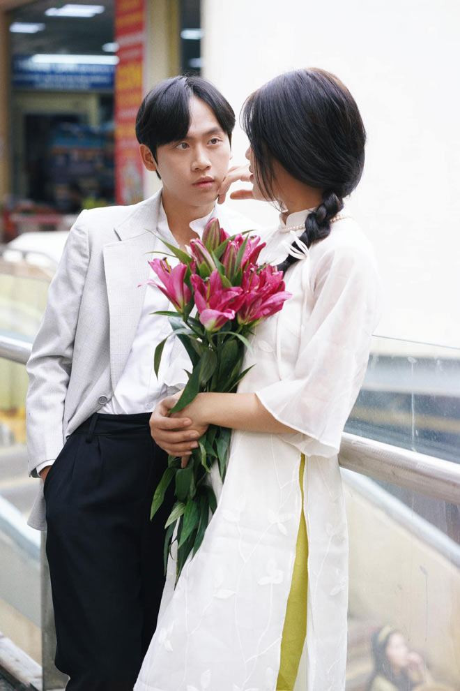 Loạt ảnh cưới của Phạm Vinh thu hút hàng nghìn lượt thích và bình luận quan tâm. Bởi trước đó chưa từng công khai chuyện tình cảm nên khi chia sẻ loạt ảnh ăn hỏi, nam TikToker khiến nhiều người ngỡ ngàng.