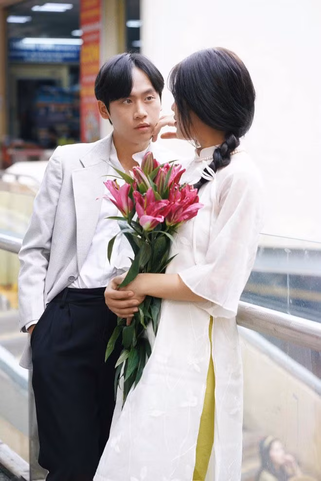 Loạt ảnh cưới của Phạm Vinh thu hút hàng nghìn lượt thích và bình luận quan tâm. Bởi trước đó chưa từng công khai chuyện tình cảm nên khi chia sẻ loạt ảnh ăn hỏi, nam TikToker khiến nhiều người ngỡ ngàng.