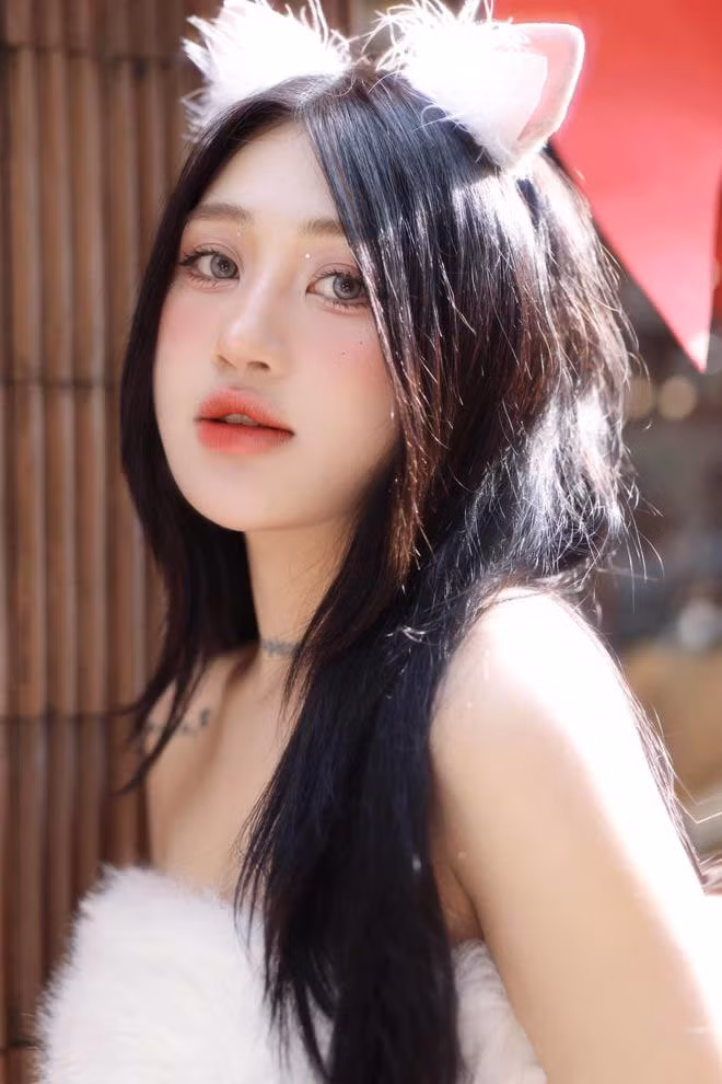 Nhan sắc Lê Hiền nhận được nhiều lời khen của dân mạng. Cô nàng có gương mặt thanh tú, đường nét nhỏ nhắn. Được biết, cặp đôi quen nhau khi làm việc chung và quyết định về chung một nhà sau 6 tháng yêu.