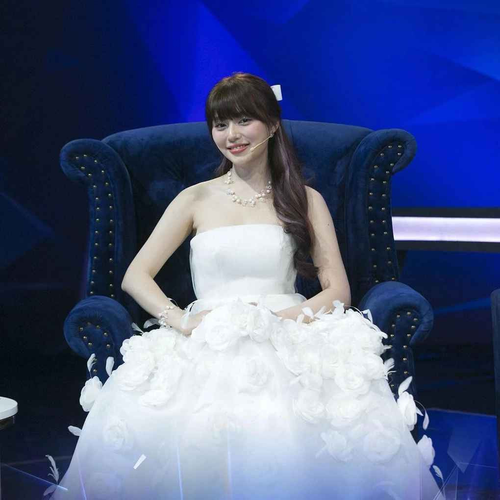 Young Ju (tên đầy đủ Jo Young Ju, SN 1995) là ca sĩ, diễn viên người Hàn Quốc. Cô được biết đến nhiều hơn khi tham gia chương trình tuyển chọn thần tượng nổi tiếng "Idol School" của Mnet và dừng chân ở vị trí thứ 25 chung cuộc.