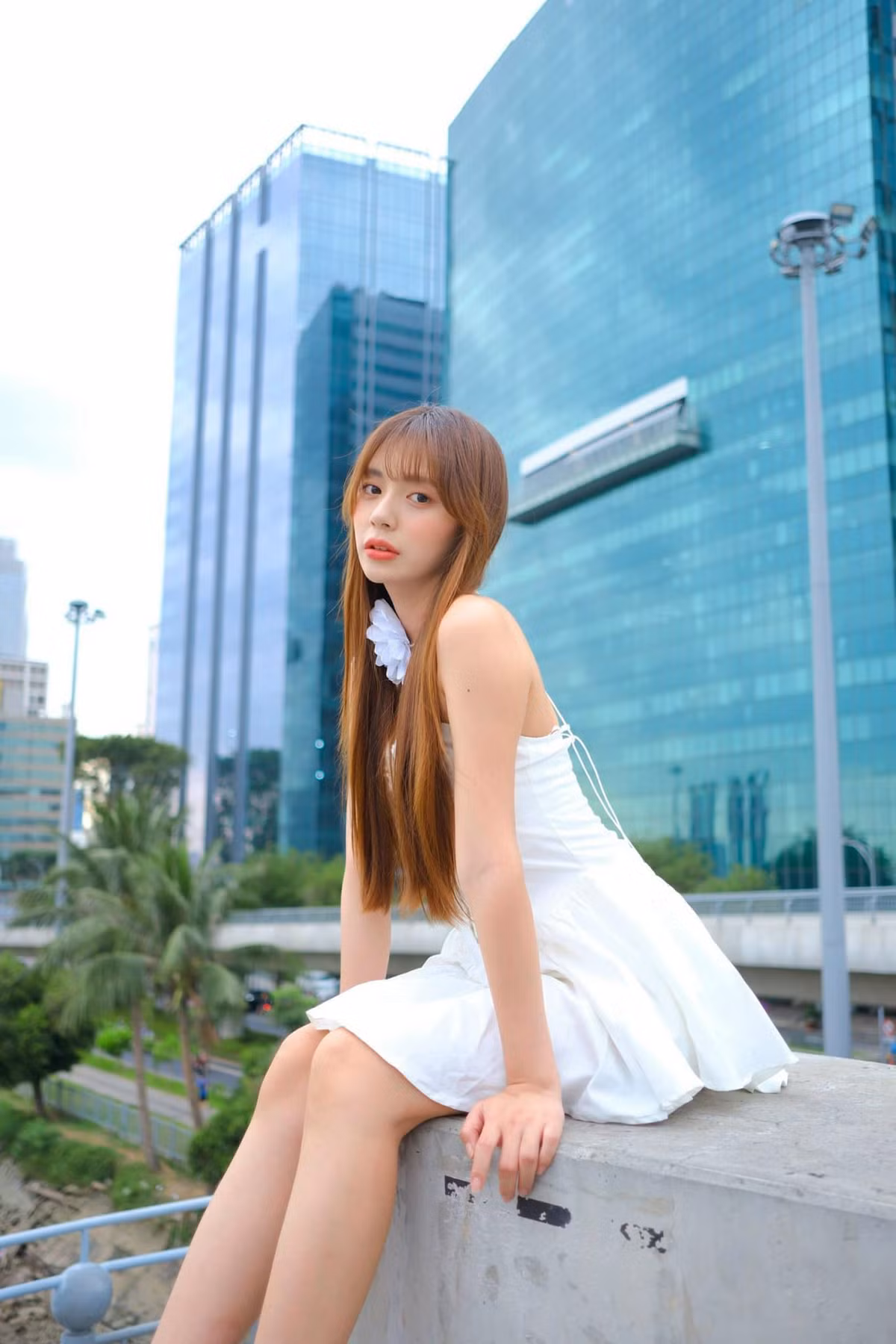 Với gương mặt xinh đẹp cùng làn da trắng mịn, Young Ju thường xuyên lựa chọn và kết hợp các trang phục, phụ kiện có màu hồng đặc trưng để trở nên nổi bật hơn mỗi khi xuất hiện.