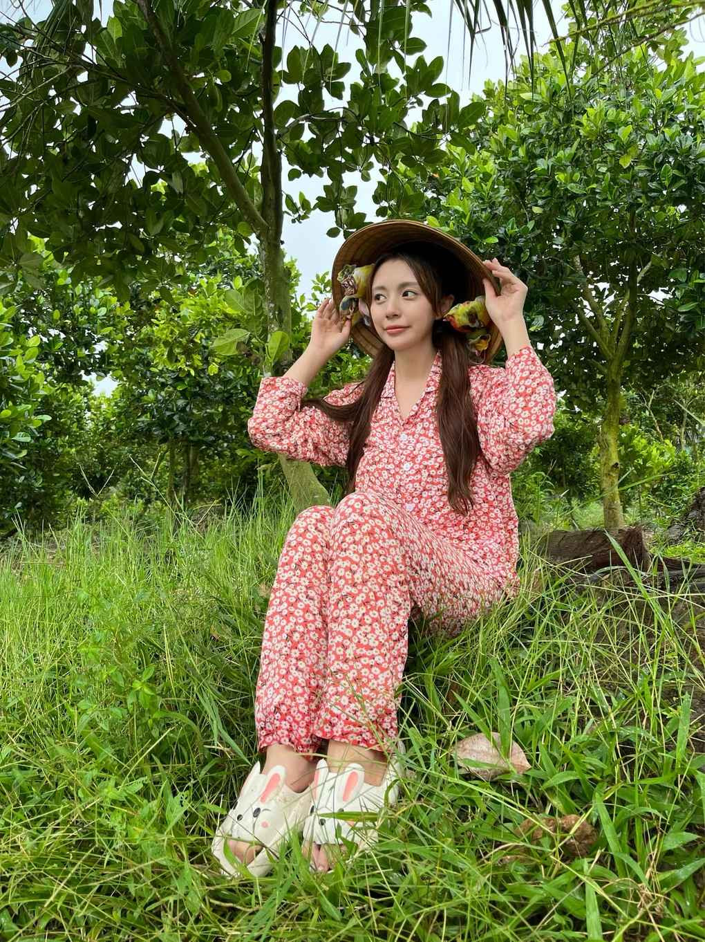 Không còn gắn liền với hình ảnh ngây thơ với những bộ đồ chuẩn phong cách nữ sinh Hàn Quốc, cô nàng sinh năm 1995 giờ đây không ngại thay đổi bản thân, sẵn sàng trải nghiệm nhiều phong cách thời trang khác nhau.