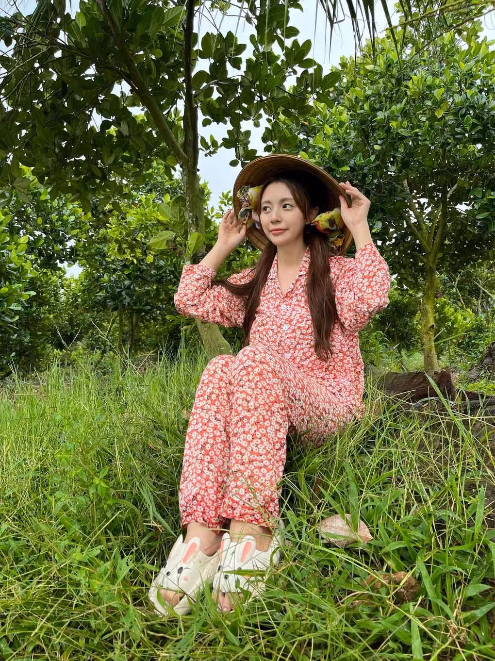 Không còn gắn liền với hình ảnh ngây thơ với những bộ đồ chuẩn phong cách nữ sinh Hàn Quốc, cô nàng sinh năm 1995 giờ đây không ngại thay đổi bản thân, sẵn sàng trải nghiệm nhiều phong cách thời trang khác nhau.