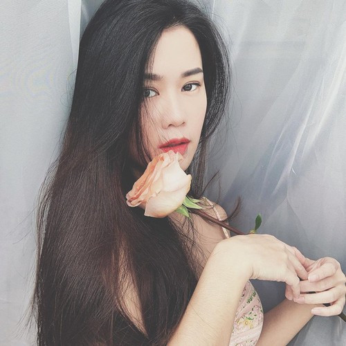 Ngọc Thảo sinh năm 1990, cô là một trong những hot girl đời đầu Sài thành. Gái xinh này nổi tiếng với nhan sắc ngọt ngào và thường xuyên xuất hiện trong các báo, tạp chí dành cho thanh thiếu niên những năm 2006-2010.