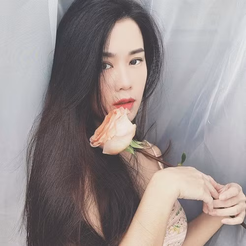 Ngọc Thảo sinh năm 1990, cô là một trong những hot girl đời đầu Sài thành. Gái xinh này nổi tiếng với nhan sắc ngọt ngào và thường xuyên xuất hiện trong các báo, tạp chí dành cho thanh thiếu niên những năm 2006-2010.