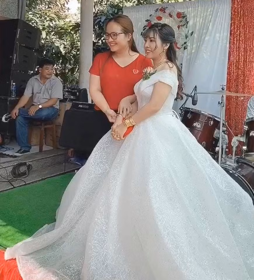 Theo đó, sau khi chi tiền khủng cải thiện hàm hô 65 triệu, hạ gò má 45 triệu, nhấn mí 3,5 triệu, nâng mũi cấu trúc 31 triệu, chân mày 2 triệu, xăm môi 2 triệu,… single mom khiến ai cũng bất ngờ với diện mạo hoàn toàn mới.