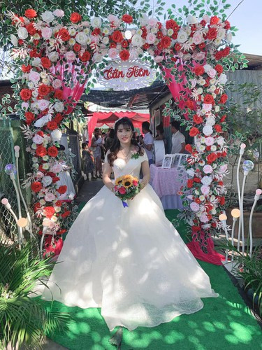 Đến tháng 12 cùng năm, Phượng "thị nở" chính thức lên xe hoa lần 2. Nửa kia của cô đến từ miền Tây nên đám cưới của họ mang đặc trực vùng sông nước.