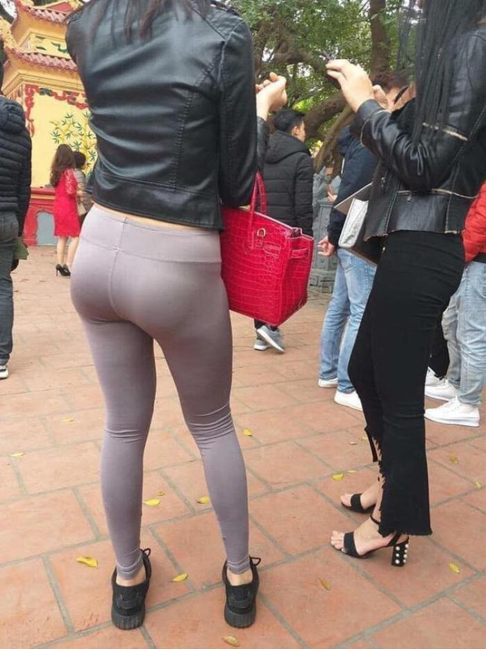 Trước đó từng có nhiều trường hợp không chỉ du khách nước ngoài mà cả người Việt Nam cũng khiến dân tình hoang mang với loạt outfit kiệm vải hoặc quá bó khi đi đến nơi tôn nghiêm. Điều này không chỉ mang đến cái nhìn khó chịu khi thiếu tôn trọng tín ngưỡng văn hóa mà còn làm ảnh hưởng, gây mất tập trung đến người xung quanh.