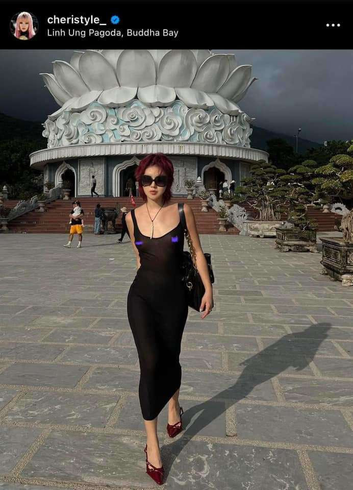 Được biết những bức ảnh này chụp trong chuyến du lịch của cô tại ngôi chùa Linh Ứng - Đà Nẵng, ngay sau đó nhiều người Việt Nam cũng như quốc tế đã để lại nhiều bình luận trái chiều cho bộ cánh của cô.