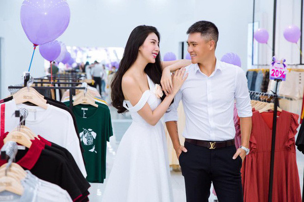 Nói thêm về bí quyết cân bằng cuộc sống hôn nhân, Công Vinh cho hay: "Tôi nghĩ trong cuộc sống hôn nhân có rất nhiều những điều nhỏ nhặt dẫn đến cãi vã nhau. Và vợ chồng tôi cũng từng như vậy. Cãi xong rồi tôi cũng nhận sai. Chung quy lại, trong cuộc cãi vã thì tôi luôn chấp nhận là người lùi xuống. Và tôi nhường nhịn vợ, và tôi nói là anh sai anh xin lỗi, ba xin lỗi mẹ. Như vậy càng giữ lửa hạnh phúc hơn".