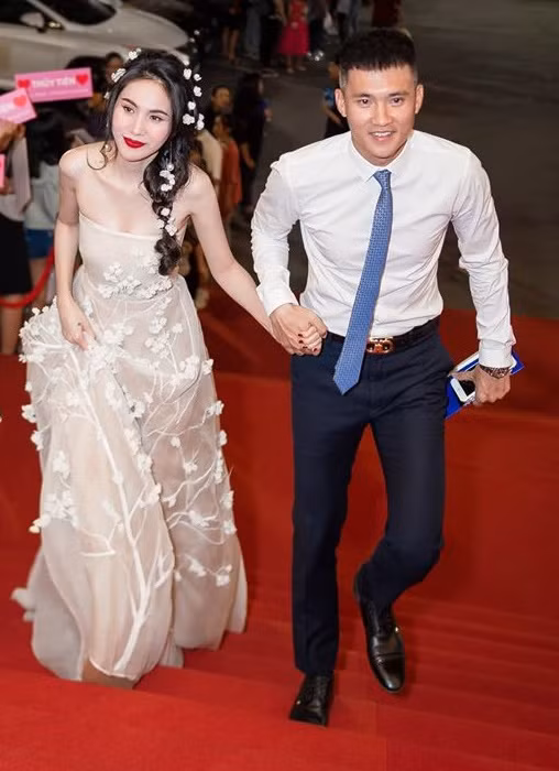 Trong vụ lùm xùm sao kê tiền từ thiện lũ lụt mới đây, chính Công Vinh cũng đứng ra để giải quyết mọi vấn đề cùng họ. Điều này đủ thấy, dù có ra sao? dù có thế nào? thì anh cũng là bờ vai để Thủy Tiên dựa vào.