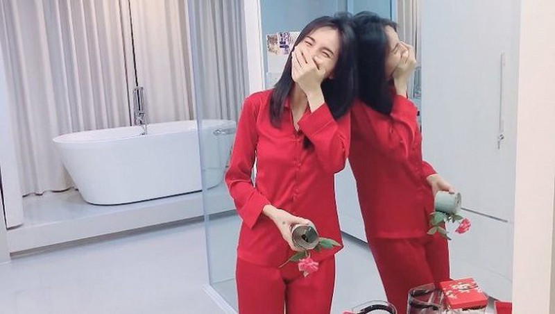 Gần đây nhất, Thủy Tiên còn gây sốt khi tiết lộ được chồng tặng "sương sương" 40 tỷ đồng chỉ để tiêu vặt. Nghe qua con số này, ai cũng phải trầm trồ ghen tị với nữ ca sĩ vì may mắn lấy được một người chồng vừa tài giỏi lại yêu chiều vợ hết lòng.