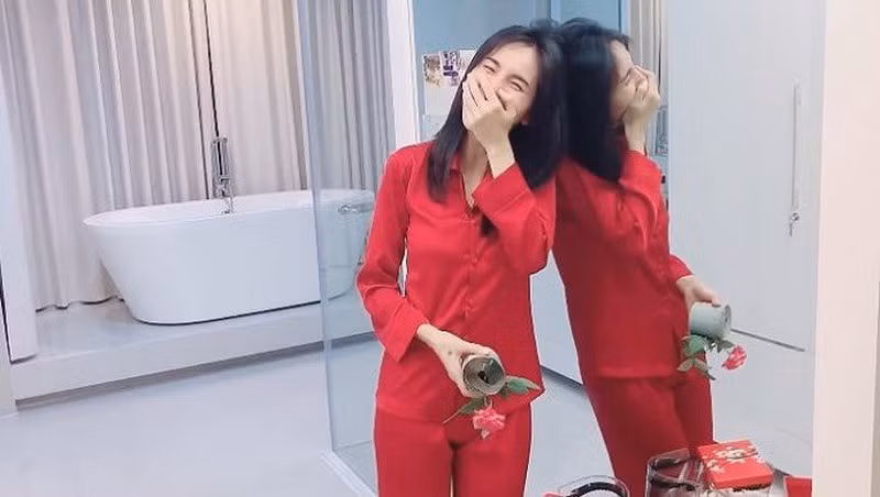 Gần đây nhất, Thủy Tiên còn gây sốt khi tiết lộ được chồng tặng "sương sương" 40 tỷ đồng chỉ để tiêu vặt. Nghe qua con số này, ai cũng phải trầm trồ ghen tị với nữ ca sĩ vì may mắn lấy được một người chồng vừa tài giỏi lại yêu chiều vợ hết lòng.