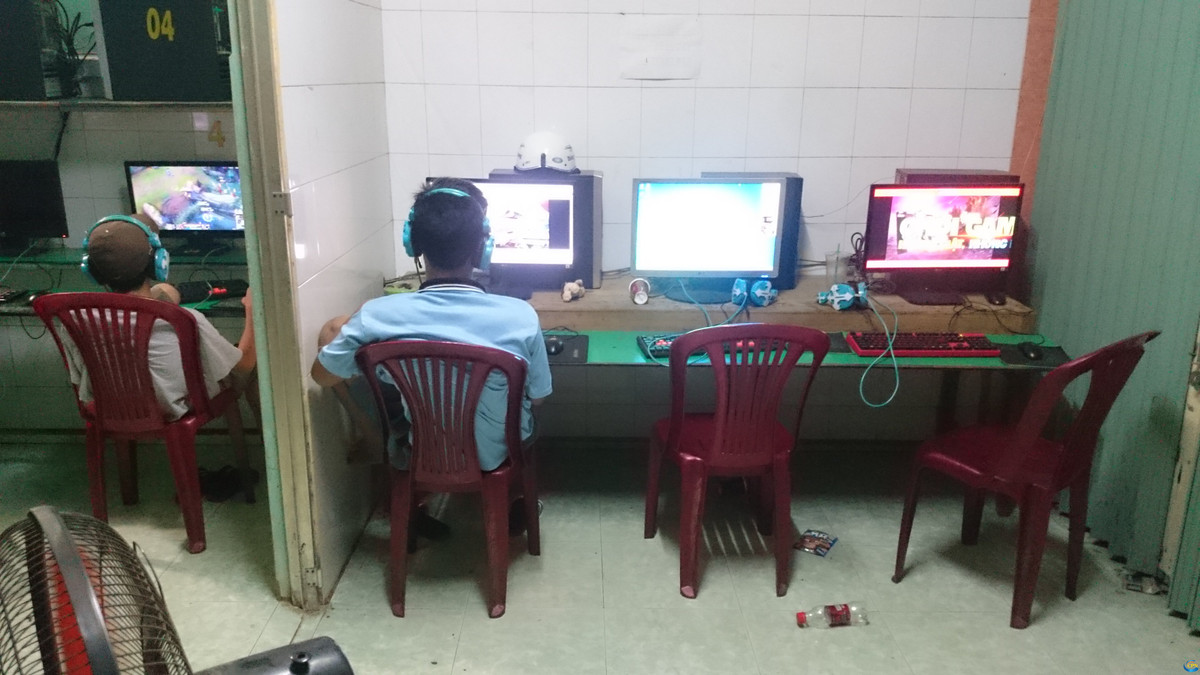 Chẳng giống như các Cyber game hiện đại bây giờ, Net cỏ dân dã đúng như tên gọi của nó - là những cửa hàng nhỏ, lắp đặt chỉ vỏn vẹn đôi ba chiếc máy tính cũ mèm để cho anh em game thủ giải trí.